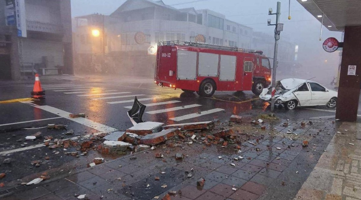 5 Dead 500 Hurt as Typhoon Slams Taiwan