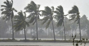 Heavy Rain in Mumbai Amidst Warm Temperatures (28.4°C)