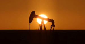 Oil Prices Drop as Ukraine Peace Talks Raise Hopes for Sanctions Easing, But U.S. Tariff Delay Provides Support