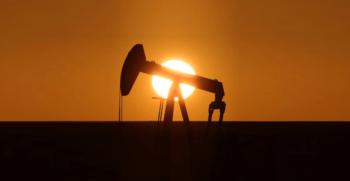 Oil Prices Drop as Ukraine Peace Talks Raise Hopes for Sanctions Easing, But U.S. Tariff Delay Provides Support